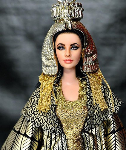 Về sau, Nữ hoàng Cleopatra đã trở thành tình nhân của danh tướng La Mã Julius Caesar và được ông giúp lấy lại quyền lực ở Ai Cập. Vào năm 48 trước Công nguyên, những cuộc bạo loạn xảy ra ở Ai Cập buộc Caesar phải rút quân về Síp.