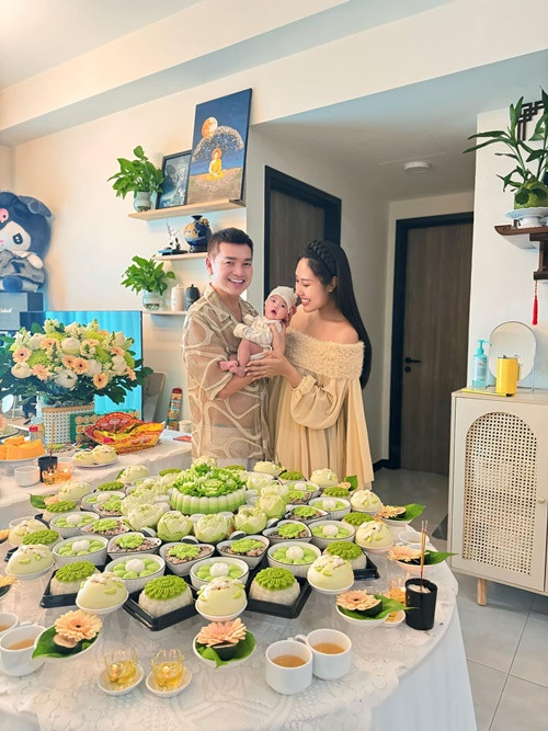 Trên trang cá nhân, diễn viên Quang Minh và Tăng Khánh Chi vừa chia sẻ loạt ảnh đầy tháng của con trai. Ảnh: FB Tăng Khánh Chi.