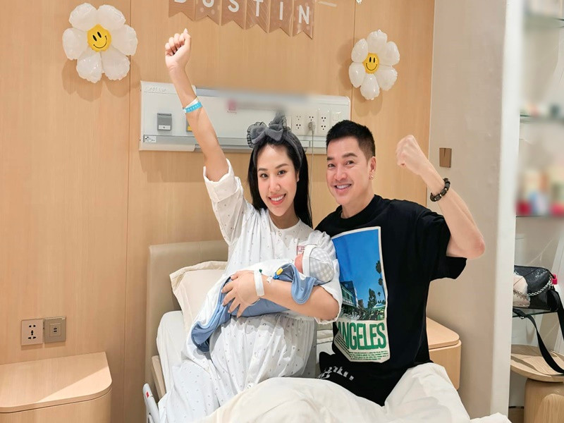 Quang Minh túc trực bên bạn gái kém 37 tuổi khi con chào đời. Ảnh: FB Tăng Khánh Chi.