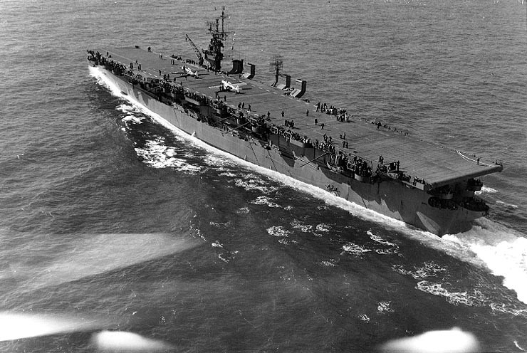 Cũng tương tự Arromanches (R95), La Fayette (R96) vốn từng là tàu sân bay USS Langley (CVL-27) hoạt động trong Hải quân Mỹ từ 1943-1947. Năm 1951, Pháp mua lại con tàu và đặt tên là La Fayette. Nguồn ảnh: Wikipedia
