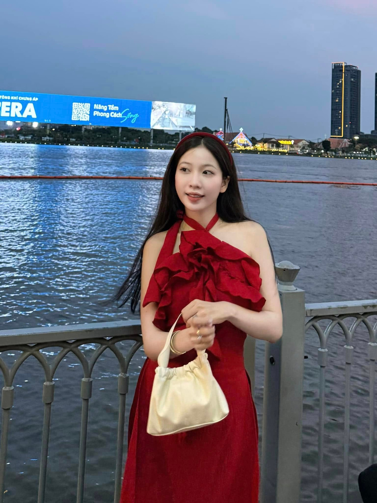 Sự xuất hiện trở lại của Jiny nhanh chóng thu hút sự chú ý nhờ nhan sắc xinh đẹp, mặn mà cùng thần thái cuốn hút "trông mòn con mắt".