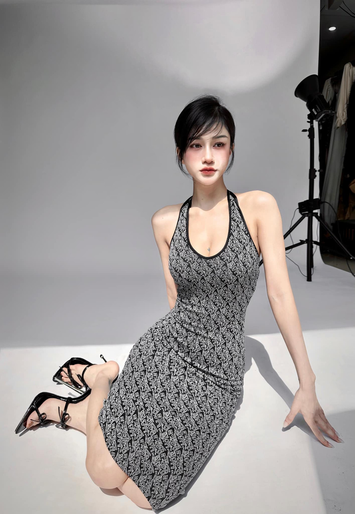 Ngọc Bích cao 1m70, nặng 52 kg; số đo 3 vòng lần lượt là 88-58-94cm.