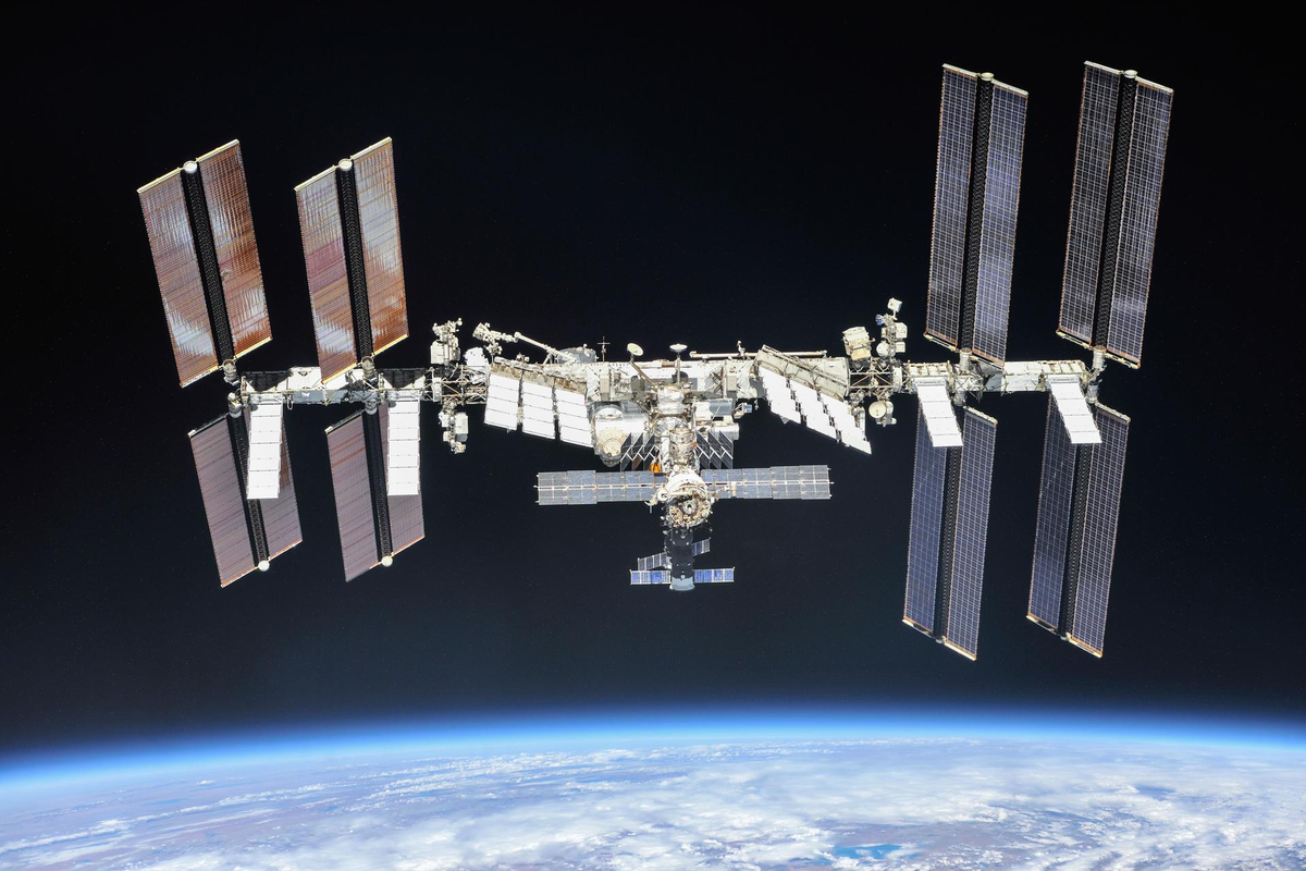 Ngay cả Trạm Vũ trụ Quốc tế (ISS) cũng cần điều chỉnh quỹ đạo vì vẫn chịu lực cản từ không khí ở độ cao hơn 400 km. (Ảnh: NASA)