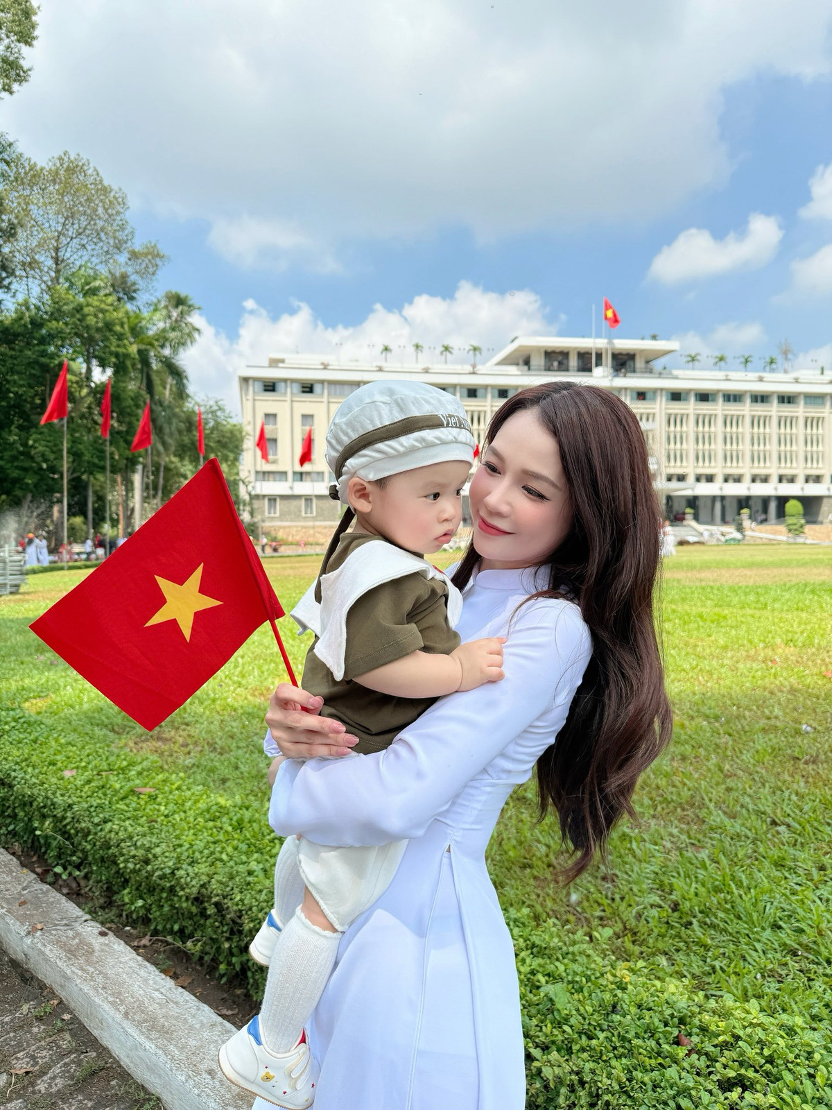 Sam chụp ảnh cùng 2 con trước Dinh Độc Lập. Ảnh: FB Sam
