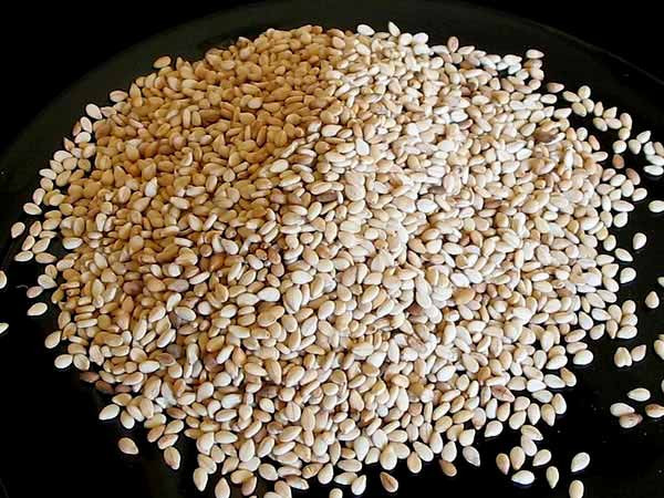 Hạt mè cũng rất giàu kẽm và phytosterol giúp giảm cholesterol. Hạt này còn chứa hàm lượng protein cao và giúp cân bằng các hormone.