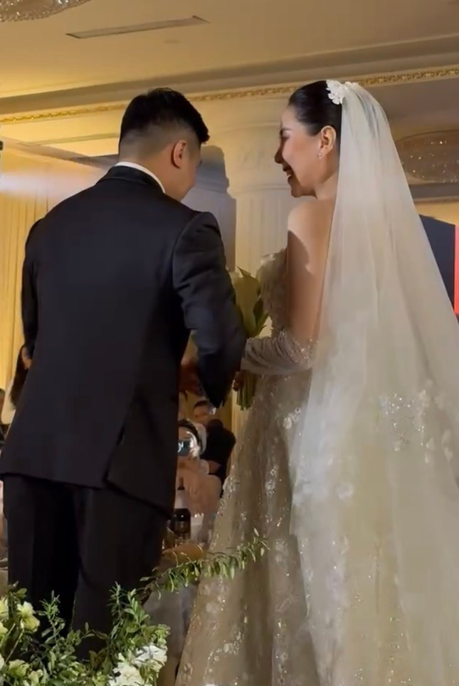 Trong những hình ảnh hiếm hoi từ đám cưới của Mai Ngọc, người đẹp diện váy cưới cúp ngực đính kết lộng lẫy. Còn chú rể diện vest lịch lãm.