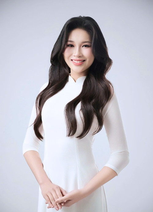 Theo Tiền Phong, năm lớp 9, 11 và 12, Hiền Nhi là thành viên của đội tuyển học sinh giỏi môn Toán tham dự kỳ thi học sinh giỏi cấp tỉnh. Trong kỳ thi tốt nghiệp THPT, cô là thủ khoa đầu ra khối A00 của trường. Ảnh: Tiền Phong.