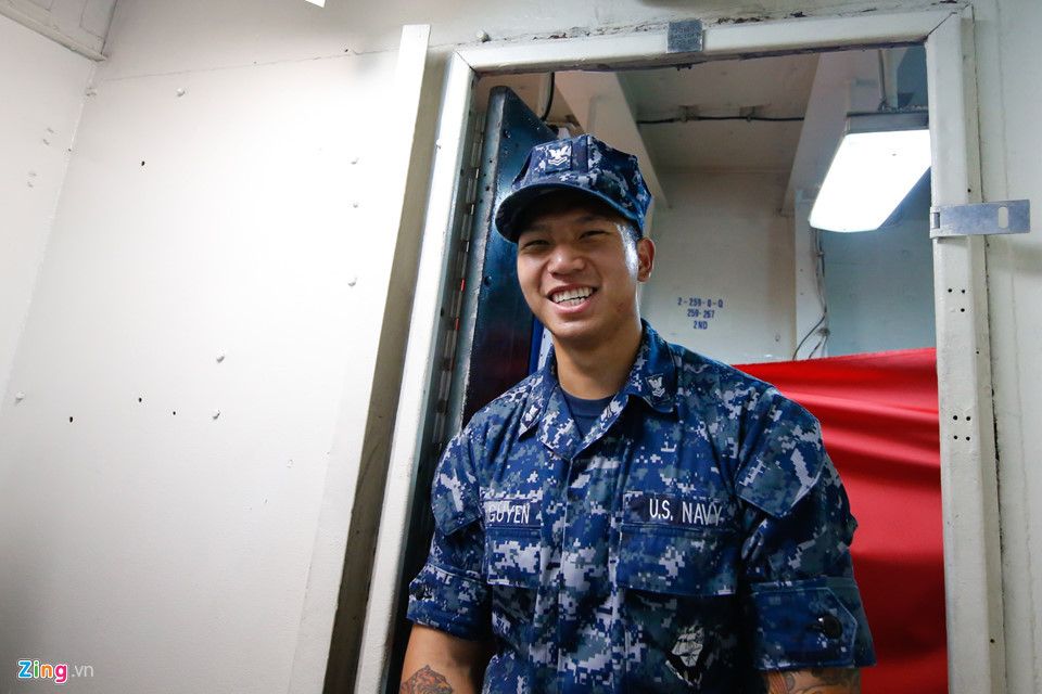 Paul Nguyen, chàng trai gốc Việt, là một thành viên của thủy thủ đoàn tàu sân bay USS Carl Vinson. Chia sẻ với phóng viên Zing.vn, Paul cho biết cha mẹ anh đều là người Việt, quê ở Cà Mau. Anh sinh năm 1994, từng về Việt Nam một lần năm 2010.