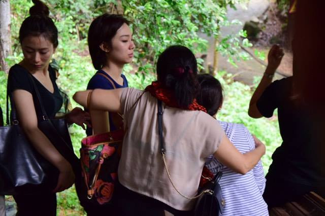 Sau khi trực thăng phát hiện điểm rơi, và đánh dấu bằng pháo sáng. Một nhóm tìm kiếm đã tiến về điểm rơi, sau 45p là tiếp cận điểm máy bay rơi... 15g15: Lực lượng cứu hộ đã đưa thi thể 3 phi công xuống chân núi. Bên dưới hàng chục đồng đội, người thân đón các anh. Nhiều người xúc động, bật khóc...
