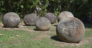 Người dân địa phương gọi những khối đá hình cầu là Las Bolas. Việc phát hiện những khối đá bí ẩn này đã thu hút sự quan tâm lớn của giới chuyên gia.