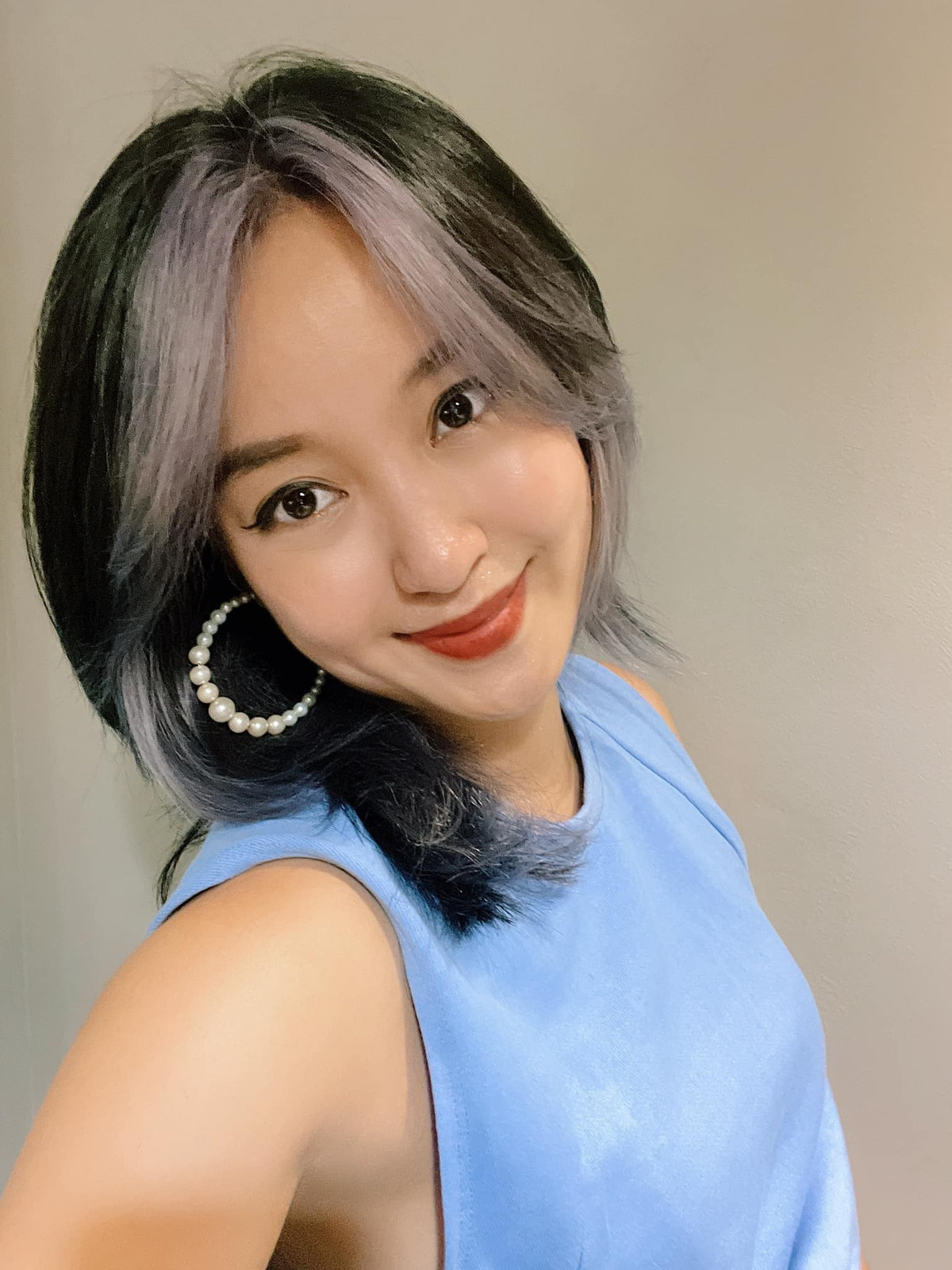 Mới đây những hình ảnh cựu hot girl Hà thành Mi Vân khoe kiểu tóc mới đã nhanh chóng "đốn tim" cư dân mạng. Bởi lẽ mái tóc ngắn ngang vai cùng màu nhuộm hot trend đã làm cô trẻ trung, xinh đẹp hơn hẳn.