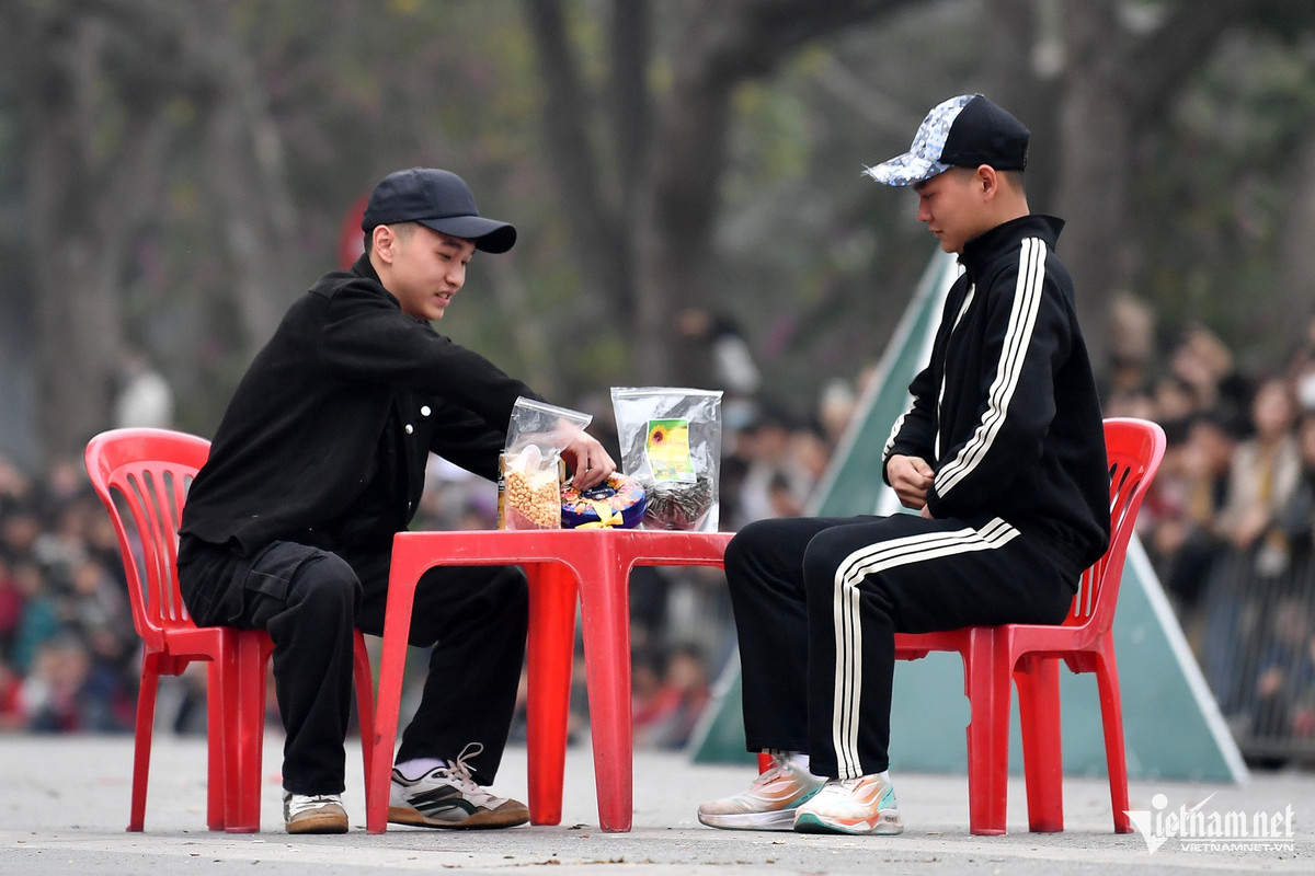 ịch bản khác, tổ công tác an ninh trong quá trình tuần tra phát hiện nhóm thanh niên có biểu hiện say xỉn, khống chế cướp giật tài sản và hành hung người dân.