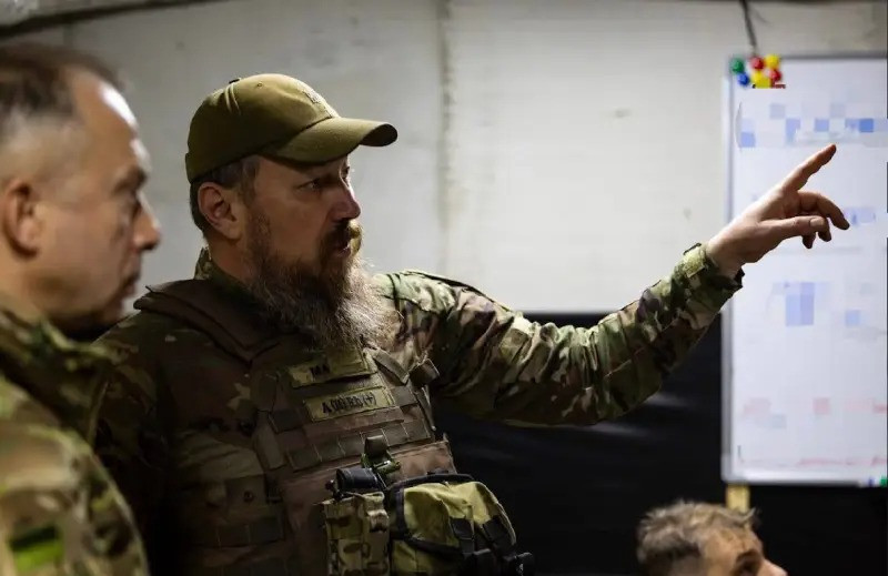Trong khi đó tướng Syrsky, Tổng Tư lệnh Quân đội Ukraine tuyên bố: "Không có mối đe dọa quân Ukraine bị bao vây ở Sudzha"; đồng thời tướng Syrsky phủ nhận việc AFU rút lui, tuyên bố việc bố trí lại lực lượng ở khu vực Kursk do họ kiểm soát, là nhằm “tiếp cận các tuyến phòng thủ có lợi hơn". Và không phải hoảng sợ khi mọi thứ đều trong tầm kiểm soát.