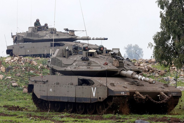 Tháp pháo Merkava có một khoang đuôi lớn ở phía sau, dùng làm nơi chứa đạn pháo chính và các bộ phận thủy lực. Trưởng xe ngồi ở phía bên phải của pháo chính, pháo thủ ngồi ở vị trí bên phải phía trước và phía dưới của người chỉ huy; pháo thủ nạp đạn ở bên trái phía sau pháo chính.