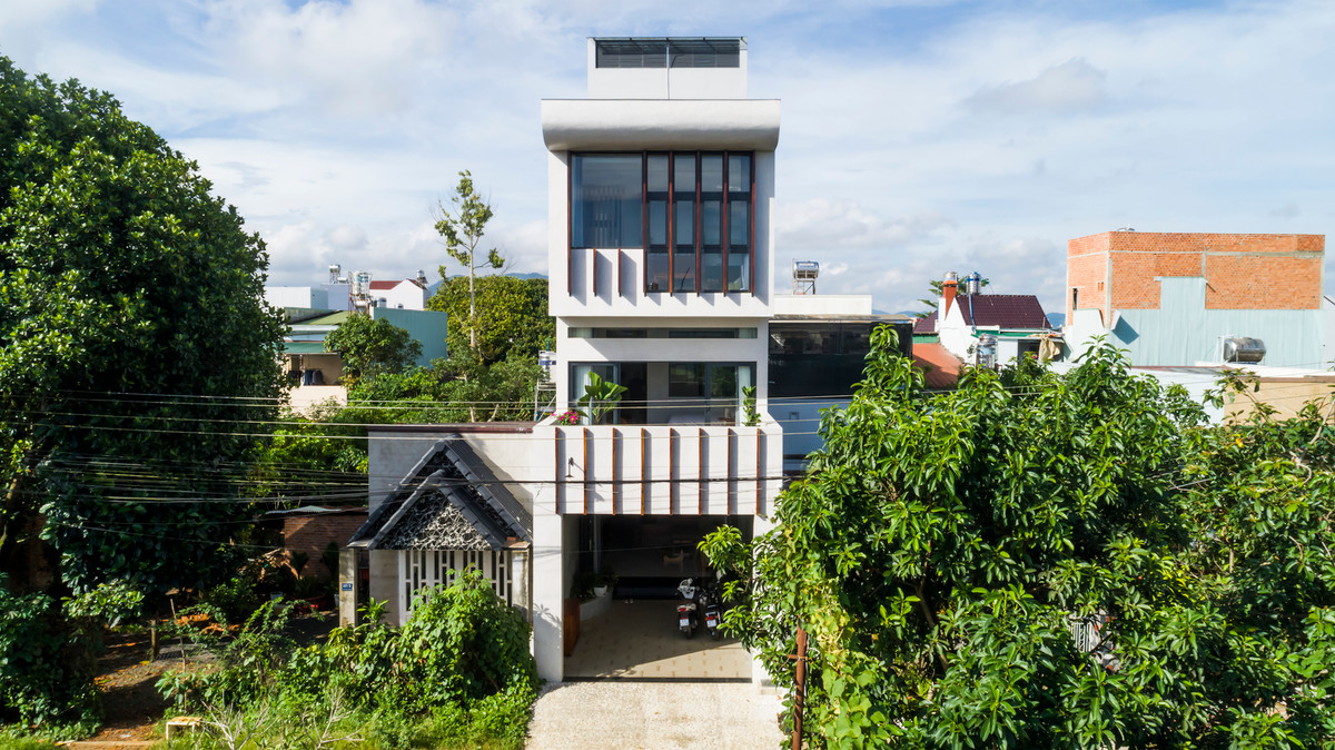 Nằm trên khu đất 5mx30m tại một khu dân cư mới thuộc thành phố cao nguyên Bảo Lộc (Lâm Đồng), ngôi nhà được thiết kế cho gia đình gồm ba mẹ và 4 người con. Ảnh: Hiroyuki Oki