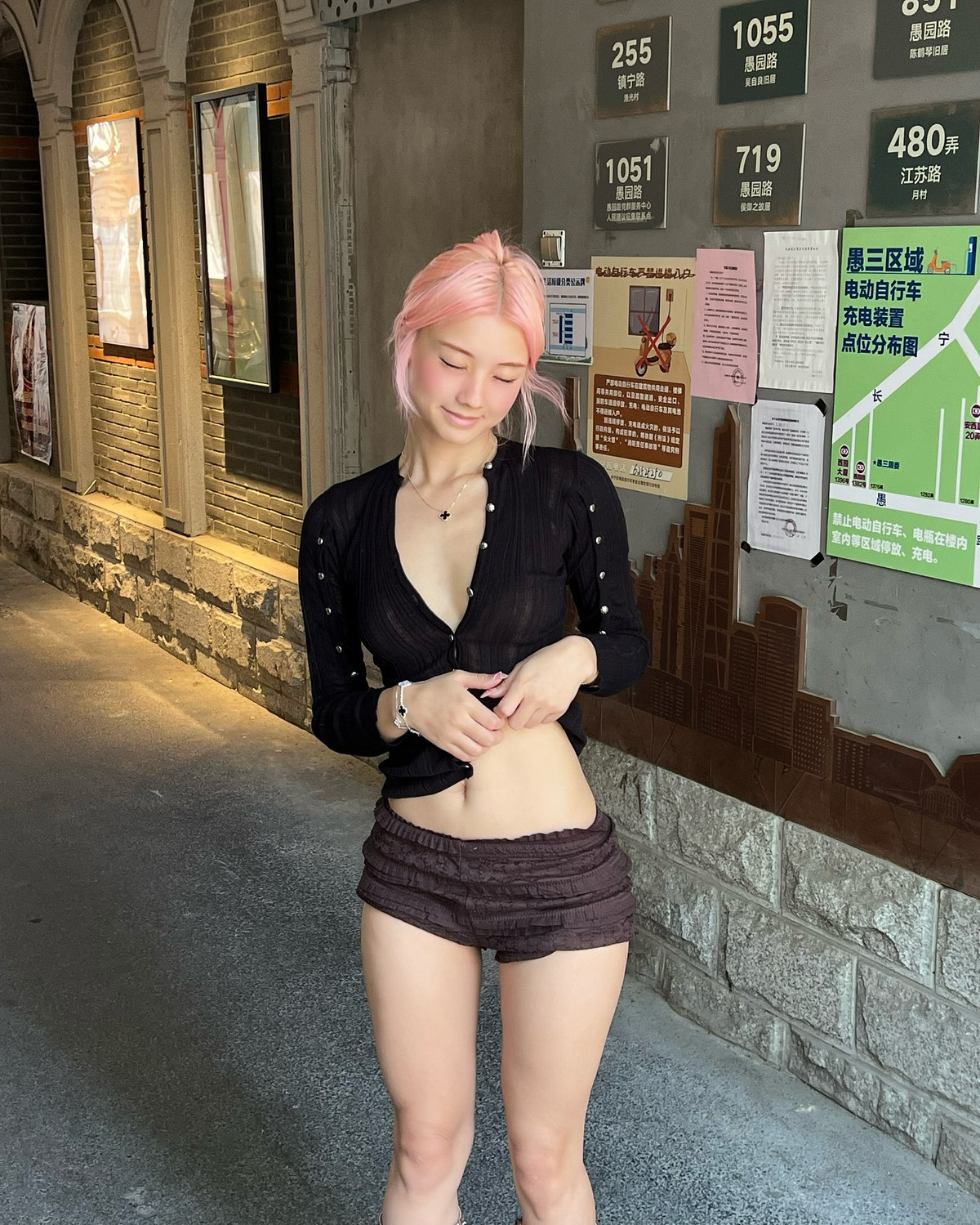 Item này vốn là một trong những xu hướng “hot” của mùa hè năm nay – khi giới trẻ không ngần ngại thể hiện cá tính mạnh mẽ qua những thiết kế kiệm vải nhưng thời thượng.