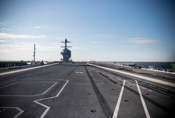 Đường băng trên USS Gerald R. Ford rộng 78 mét và dài 332 mét tương đương so với người tiền nhiệm của mình lớp tàu sân bay hạt nhân Nimitz. Nguồn ảnh: BI.
