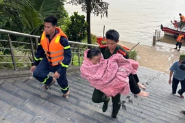Kịp thời cứu nạn nữ sinh đại học nhảy cầu Vĩnh Tuy 