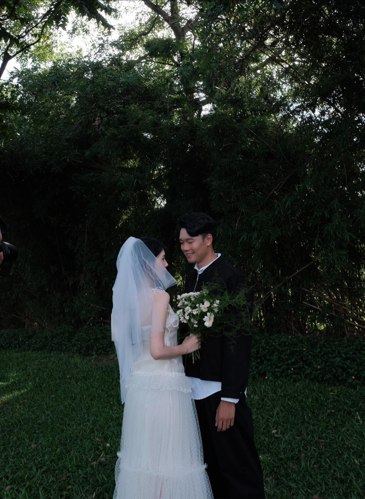 Dù đã 7 năm bên nhau kể từ khi hẹn hò nhưng Thành Chung vẫn luôn dành những điều ngọt ngào nhất cho vợ. Anh chàng thường xuyên chia sẻ và nói những lời yêu thương. Đặc biệt ánh mắt chiều chuộng của hậu vệ tuyển Việt Nam dành cho vợ khiến ai cũng thích mê. c3.jpg