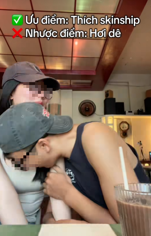 Cách đây không lâu, mạng xã hội lan truyền một đoạn video ngắn, ghi lại cảnh đôi nam nữ trẻ thực hiện những hành động rất tình tứ hay còn gọi là "skinship" trong một quán cà phê. Địa điểm này được cho là nơi công cộng đông người. d1.png