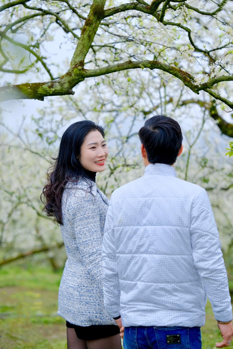 Đặc biệt, khi được hỏi về cuộc sống hôn nhân, anh Chung hài hước chia sẻ: "Đây là bản hợp đồng trọn đời của tôi, ký rồi là không có điều khoản thanh lý". f2.jpg
