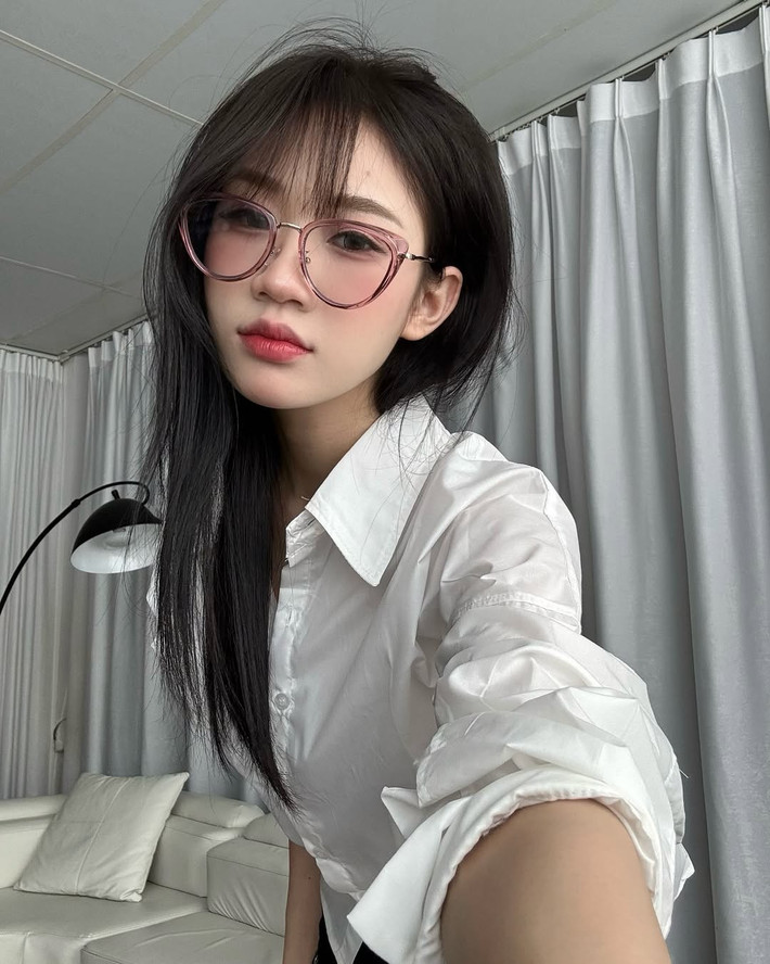 Xuất hiện với mái tóc đen dài tự nhiên, layout trang điểm nhẹ nhàng và sơ mi trắng basic, Lan Anh nhanh chóng chinh phục người nhìn bằng nét đẹp trong trẻo, nhẹ nhàng nhưng không kém phần cuốn hút.