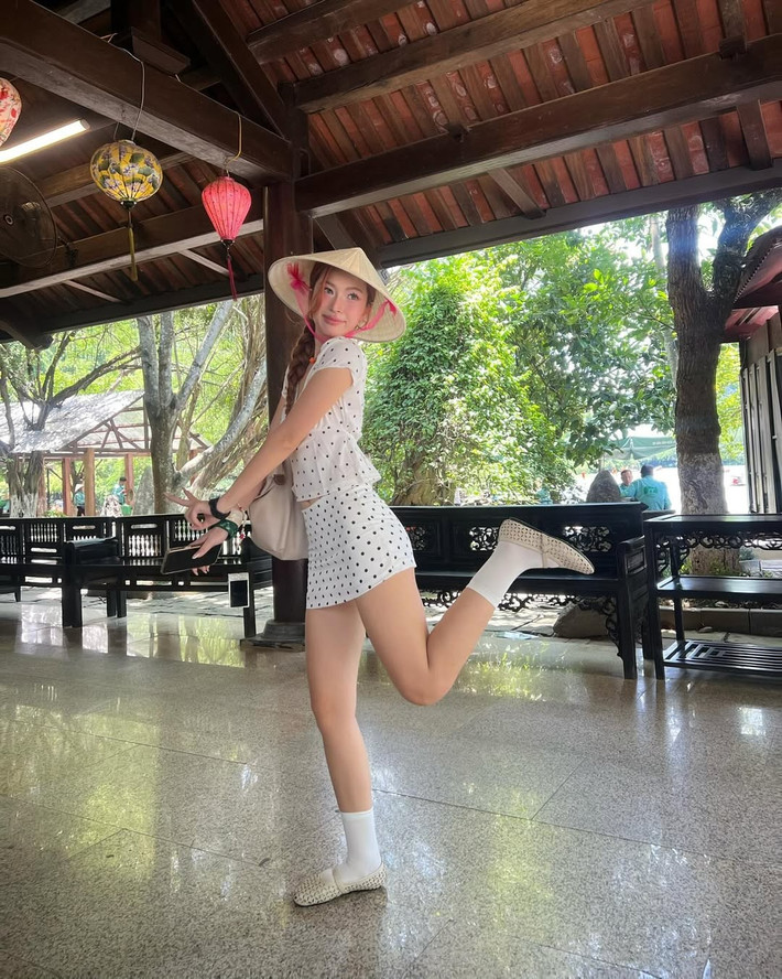 Loạt ảnh được chụp tại một trong những thắng cảnh nổi tiếng của Ninh Bình, nơi có sông nước uốn lượn giữa những dãy núi đá vôi hùng vĩ.