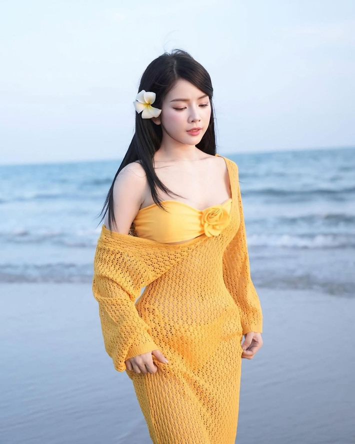 Trong một lần khác, Mie gây ấn tượng với bộ váy lưới vàng rực – tông màu chói chang như ánh nắng mùa hè. Chiếc váy được đan móc thủ công với chất liệu nhẹ tênh, vừa tạo hiệu ứng thị giác quyến rũ vừa tôn lên nước da trắng bật tông của cô nàng.