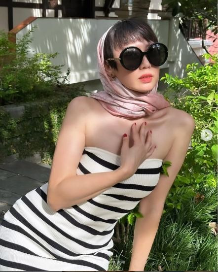 "Mẹ ngoại" U50 tự tin diện những thiết kế váy bó sát khoe trọn vóc dáng nuột nà.