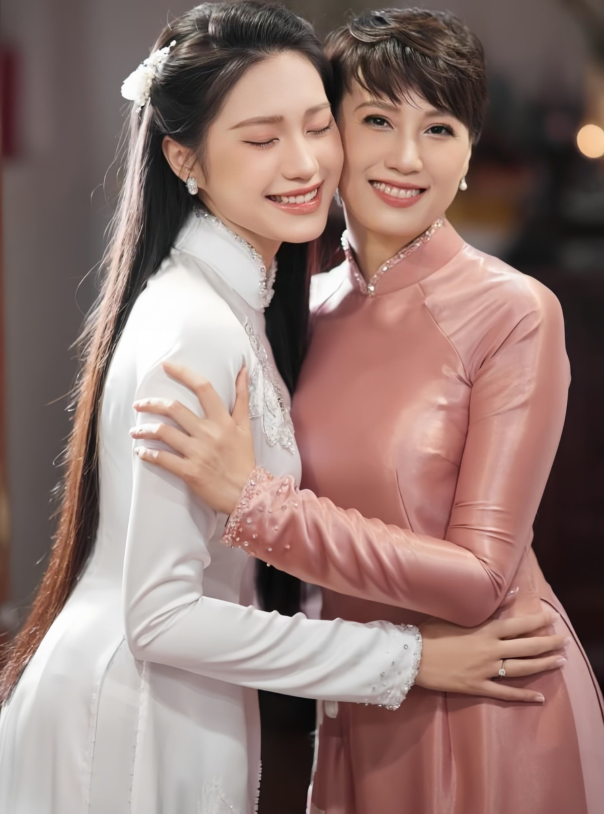 Điều khiến cư dân mạng trầm trồ chính là sự trẻ trung khó tin của mẹ Hải My. Gương mặt bà không hề lộ dấu hiệu tuổi tác, nụ cười tươi tắn cùng ánh mắt tràn đầy sức sống khiến nhiều người thậm chí còn nhầm lẫn bà là chị gái của con gái.