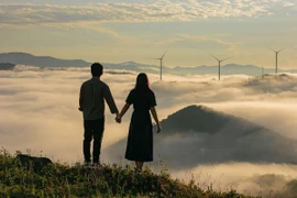 Giới trẻ đổ xô lên điện gió Amaccao săn mây sống ảo