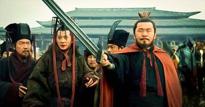 Tào Tháo đã nhân danh Hán Hiến Đế phong chức cho Lưu Bị. Lã Bố thấy vậy tưởng rằng Lưu Bị hợp tác với Tào Tháo nên lo sợ 2 thế lực này sẽ tìm cách đối phó với mình trong tương lai.