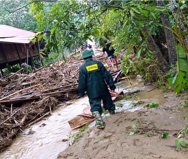 Ông Vi Văn Du, Bí thư Đảng ủy xã Tri Lễ (huyện Quế Phong), cho biết: “Do mưa lớn kéo dài, khoảng 23h50 tại địa bàn bản Lam Hợp đã xảy ra lũ ống. Rất may mắn trận lũ ống không gây thiệt hại về người nhưng gây tổn thất lớn tài sản, hoa màu của bà con”.