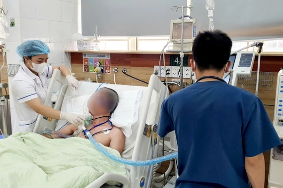 Người đàn ông hôn mê sâu vì mua phải cồn y tế giả súc miệng