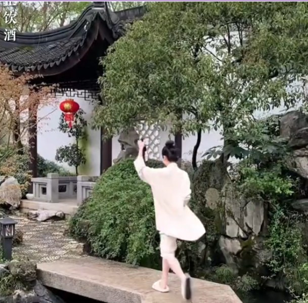 Các chi tiết trên mái nhà đều bằng gỗ quý và được điêu khắc họa tiết tỉ mỉ. Ảnh: Sohu
