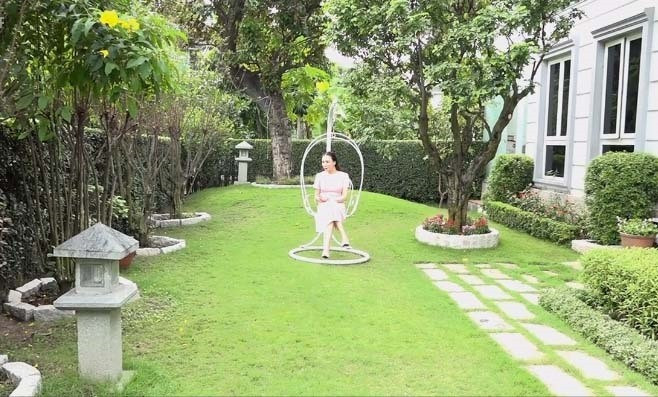 Trong khuôn viên sân vườn rộng lớn, Hồ Quỳnh Hương trồng thảm cỏ xanh, hàng rào được cắt tỉa gọn gàng. Ảnh: FBNV