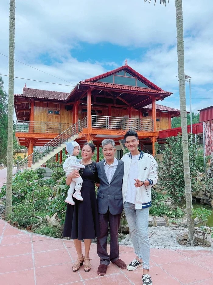 Mạc Văn Khoa và chị gái đã xây tặng bố mẹ một căn nhà khang trang rộng gần 400 m2 ở quê nhà Hải Dương. Ảnh: FBNV