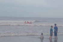 Hà Tĩnh: Cứu hộ thành công 6 người đuối nước khi tắm biển
