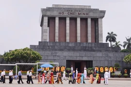 Tháng 5 nhớ Bác