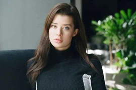 Hot girl 2 màu mắt cực hiếm gặp, đẹp gợi cảm ở tuổi 30