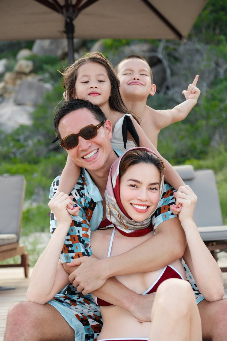 Gia đình của Hồ Ngọc Hà chụp ảnh cùng nhau trong chuyến du lịch hè. Ảnh: FB Ho Ngoc Ha 1.jpg