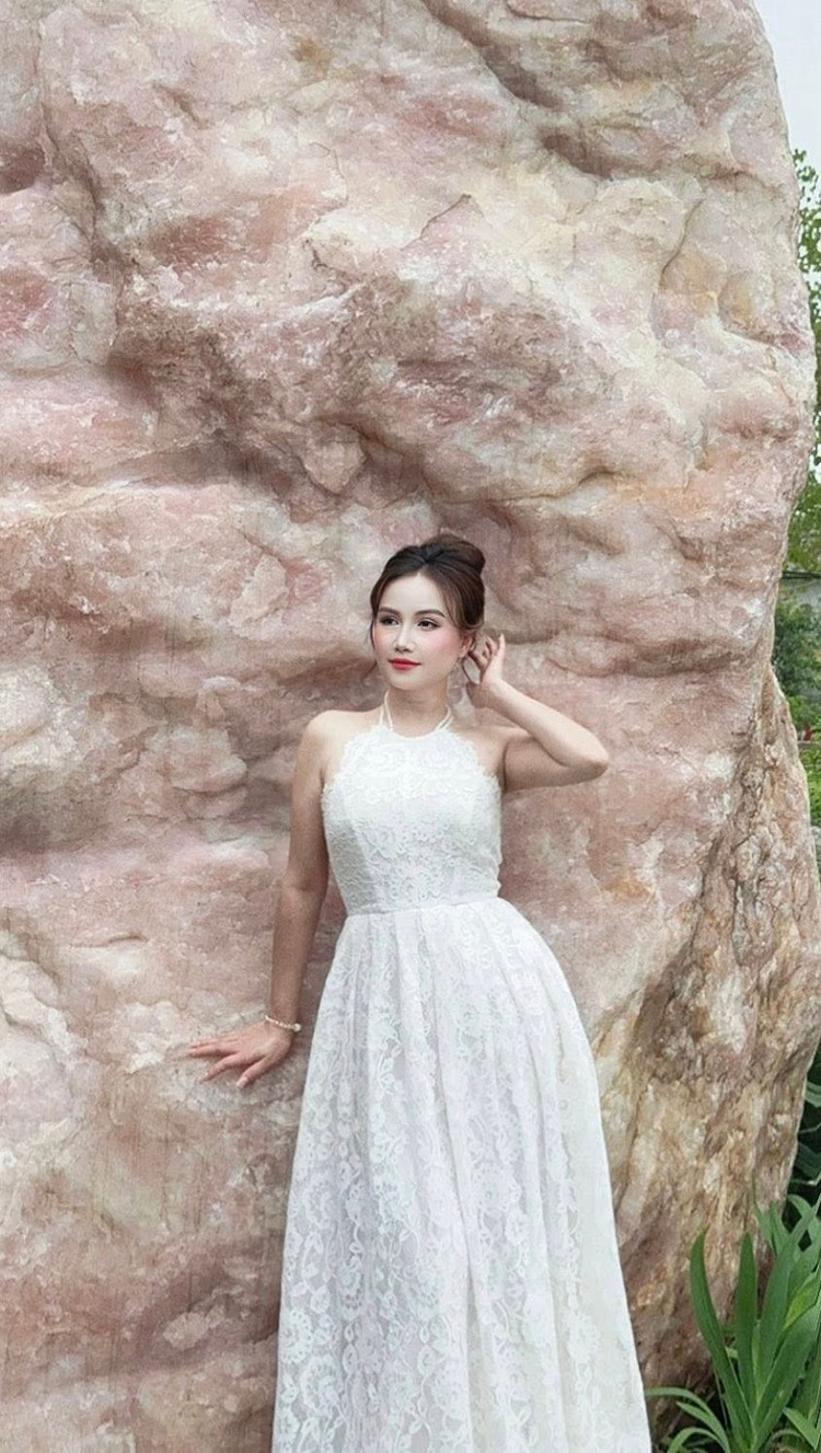 Đào Hoàng Yến diện váy trắng trẻ trung. Ảnh: FB Đào Hoàng Yến 11.jpg
