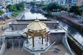 Đập tràn giữ nước trên sông Tô Lịch có kiến trúc 'lạ mắt' 
