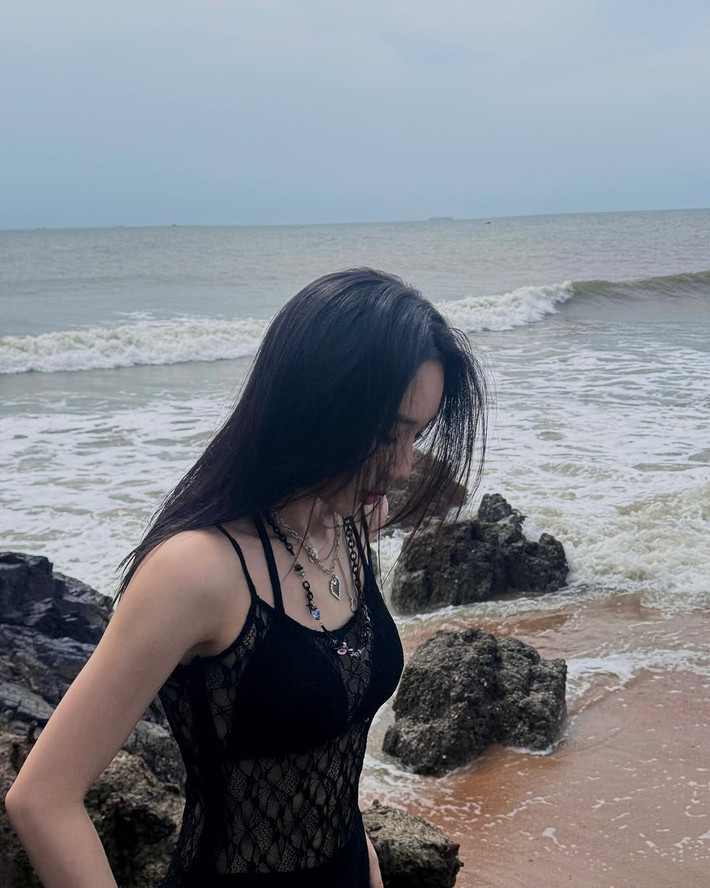 Nổi lên với hình tượng "cô bạn bàn bên" trong sáng, dễ thương cùng giọng hát ngọt ngào, Mina Young khiến người hâm mộ phải mê mệt mỗi khi theo dõi cô trên sóng livestream.